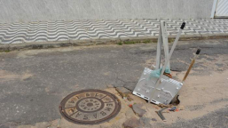 Buracão na Rua Leonidio Oliveira | buracão ganha sinalização especial para evitar acidentes em Vitória da Conquista