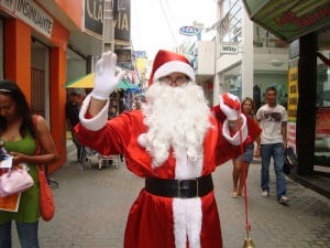 Apenas o Papai Noel dá o ar de sua graça junto à criançada