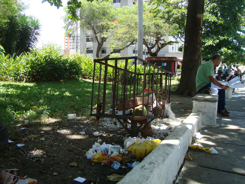 Lixo acumula na praça Estevam Santos