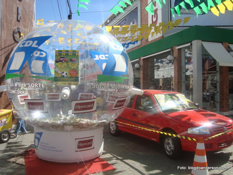 A urna em formato balão está montado na Praça Nove de Novembro