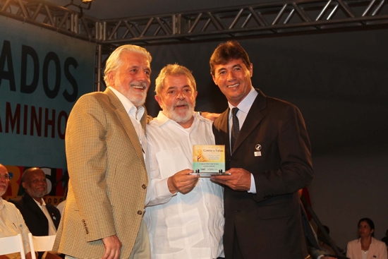 Oberdan_Lula Oberdam recebeu o prêmio das mãos de Lula e Wagner