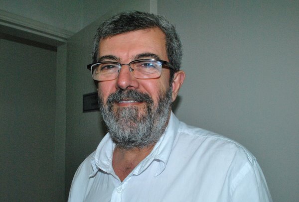 DSC_0084 O professor Elias Dourado diz ser amigo e admirador do radialista Herzem Gusmão, mas quando o assunto é política o tratamento é diferente
