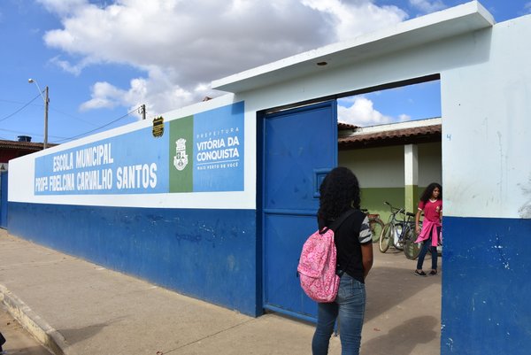 Escola Municipal Professora Fidelcina Carvalho Santos: alunos denunciam ...