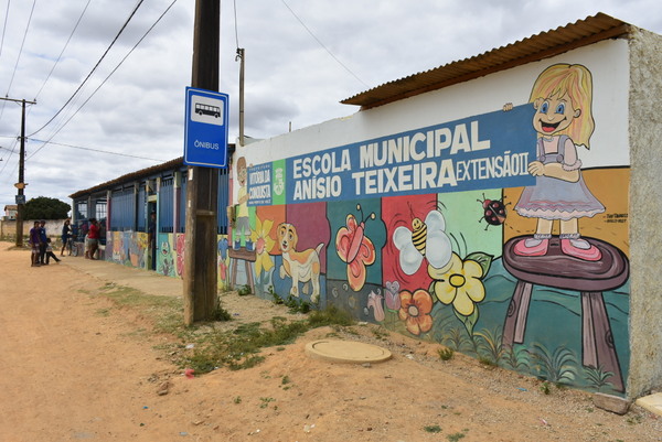 Escola Municipal Anísio Teixeira: sem pagar contas, fornecimento de ...