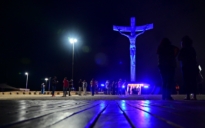 Turismo Conquistense | Após revitalização da área, iluminação cênica chega ao Cristo Crucificado