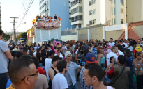 Parada Gay: Centenas de pessoas saem atrás do trio elétrico nas ruas de Conquista