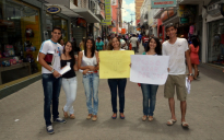 Conquista: Jovens distribuem orações e abraços