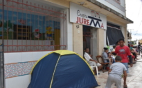 Creche Municipal do Jurema: pais, avós e crianças dormem na fila por vagas em Vitória da Conquista