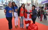 Promoção de Natal: Papai Noel e prêmios já estão nas ruas de Vitória da Conquista; veja as fotos