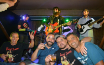 Musicalidade em Fotos: Ely Pinto cantou os eternos sucessos de Raul Seixas em Vitória da Conquista