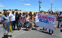 Confusotório da Embasa: Sem água, consumidores protestam em avenida de Vitória da Conquista