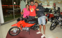 Promoção: Fábio Vieira Santos ganha moto em sorteio dos 30 Anos da Rodaleve; Veja as fotos