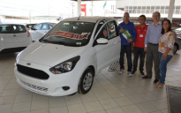 Shopping Conquista Sul: Marcos Antônio Alves Figueiredo recebe o Ford KA; veja as fotos