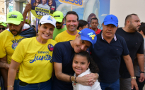 Eleições 2026 | ACM Neto demonstra confiança durante caminhada em Vitória da Conquista