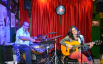 Cultura Conquistense: Jeanna Lopes encanta o público do Café Society; veja alguns momentos em fotos