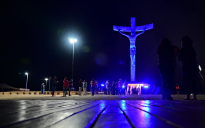 Turismo Conquistense | Após revitalização da área, iluminação cênica chega ao Cristo Crucificado