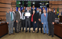 Moção de Aplauso: num clima festivo, Herzem Gusmão é agraciado por vereadores em Vitória da Conquista