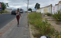 Perigo Urbano: entulho e lixo interditam calçadas e pedestres caminham na rua em Vitória da Conquista