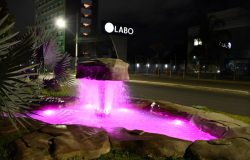 Outubro Rosa | Largo e Fonte Onildo Oliveira Filho vestem rosa pela campanha em Vitória da Conquista