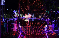 Natal Conquista de Luz | cor, brilho e cultura na Praça Tancredo Neves na abertura dos Festejos Natalinos