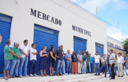 Condeúba | prefeito e deputado entregam Mercado Municipal do Alegre e retroescavadeira no Tamboril