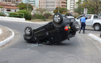 Conquista: Carro capota na Olívia Flores