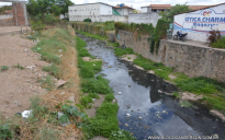 Poções: esgoto a céu aberto passa por avenida, atraí urubus e gera transtornos à população