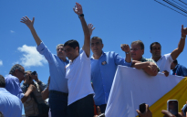 Eleições 2016: Aeroporto lota para recepção e carreata com ACM Neto em Vitória da Conquista; veja as fotos