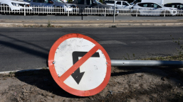 Mobilidade Urbana | placa derrubada há um mês gera riscos no trânsito em Vitória da Conquista