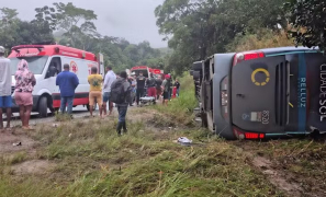 Tragédia no Sul da Bahia | duas passageiras idosas morrem após ônibus tombar na BA-120