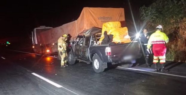 Tragédia no Norte de Minas Gerais | pai e filho morrem em acidente entre carro e caminhão na BR-135