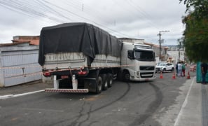 Acidente no Guarani | carreta desvia de velório, perde controle e atinge imóveis em Vitória da Conquista