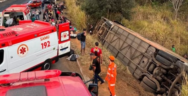 Acidente no Norte de Minas Gerais | dez pessoas ficam feridas após ônibus tombar na BR-251
