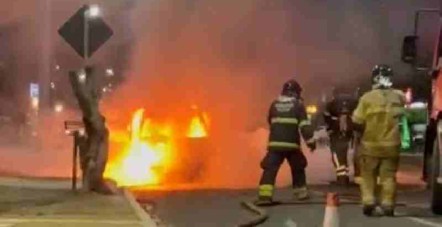 Incêndio na Avenida Olívia Flores |carro pega fogo na Zona Leste de Vitória da Conquista