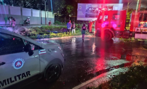 Alívio na Cidade | motorista é resgatado vivo após carro cair em canal de drenagem de Vitória da Conquista