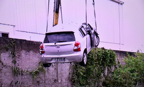Susto na Avenida Caracas | carro é engolido pela galeria é removido de rio em Vitória da Conquista
