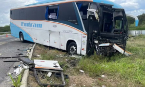 Tragédia no Centro Norte Baiano | batida entre ônibus e caminhão deixa dois mortos e um ferido na BR-324