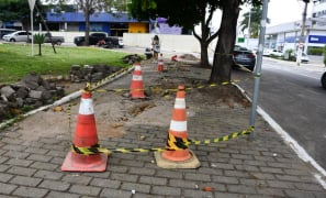 Pracinha do Gil | após muitas quedas protestos, calçada começa a receber reparos em Vitória da Conquista