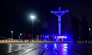 Turismo Conquistense | Após revitalização da área, iluminação cênica chega ao Cristo Crucificado