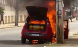 Pânico na Avenida Frei Benjamin | carro com adultos e criança pega fogo na Zona Oeste de Vitória da Conquista