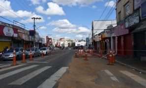 Transtornos na Avenida Régis Pacheco | parte interditada após surgimento de cratera em Vitória da Conquista