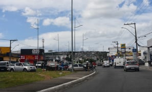 Avenida Presidente Dutra | batida entre carros trava o trânsito em Vitória da Conquista