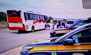 Operação na BR-116 | motorista com CNH para motocicleta levava ônibus com 47 passageiros em Vitória da Conquista