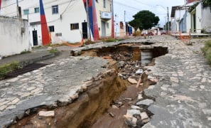 Infraestrutura na Rua Lourival Cairo | cratera provocado pela chuva interdita via em Vitória da Conquista