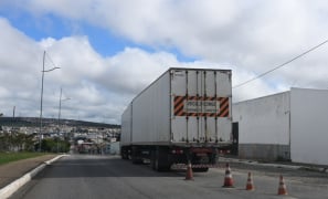 Avenida Presidente Dutra | carreta com pane mecânica ocupa avenida em Vitória da Conquista