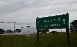 Infraestrutura e Segurança | mato alto e falta de viaduto agravam perigo no Distrito Industrial em Vitória da Conquista