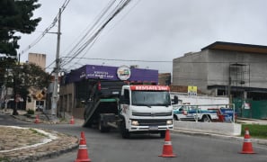 Avenida Olívia Flores | caminhonete bate no poste ao perder o controle na rotatória em Vitória da Conquista