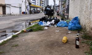 Zeladoria Urbana | descarte irregular de lixo interdita calçada diuturnamente em Vitória da Conquista