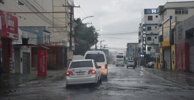 Alerta Laranja | Instituto mantém alerta para tempestade com ventania em Vitória da Conquista