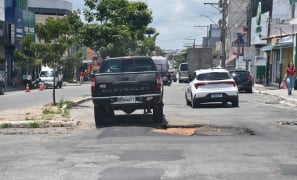 Avenida Crescêncio Silveira | esgoto transborda e abre crateras após chuvas em Vitória da Conquista